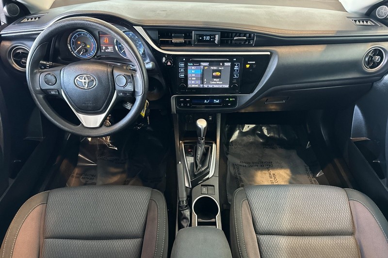 Toyota Corolla Vehicle Full-screen Gallery Image 13