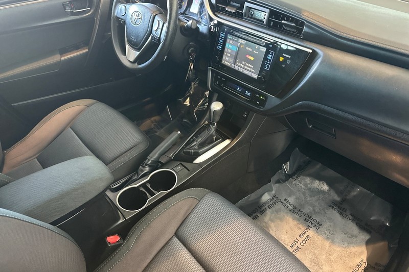 Toyota Corolla Vehicle Full-screen Gallery Image 15