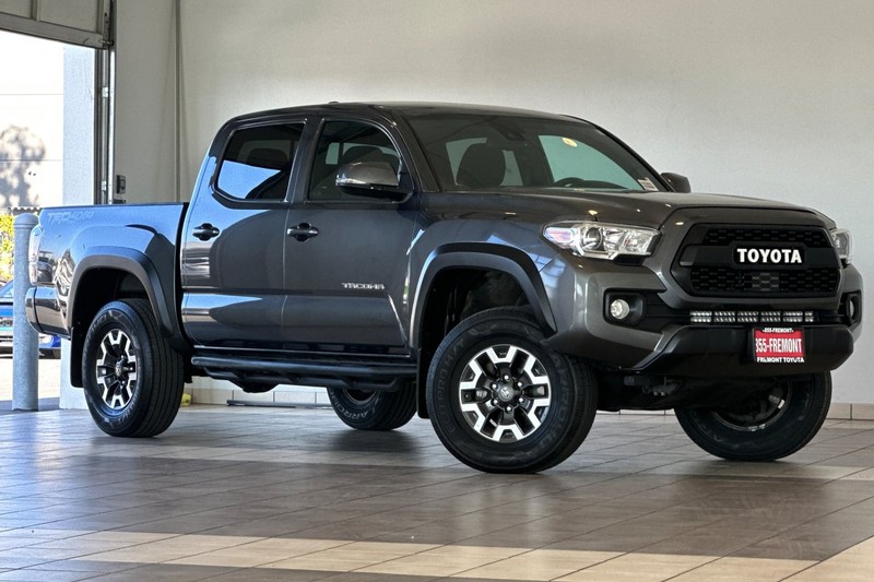 Toyota Tacoma 4WD Vehicle Full-screen Gallery Image 02