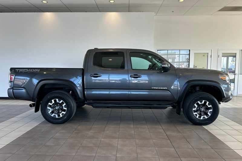 Toyota Tacoma 4WD Vehicle Full-screen Gallery Image 03