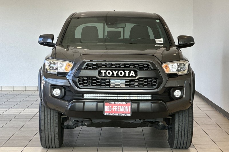 Toyota Tacoma 4WD Vehicle Full-screen Gallery Image 09