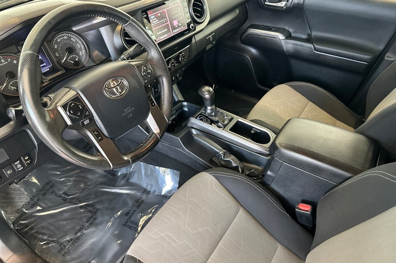 Toyota Tacoma 4WD Vehicle Full-screen Gallery Image 10