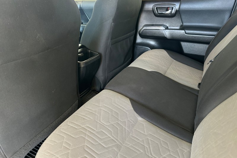 Toyota Tacoma 4WD Vehicle Full-screen Gallery Image 12