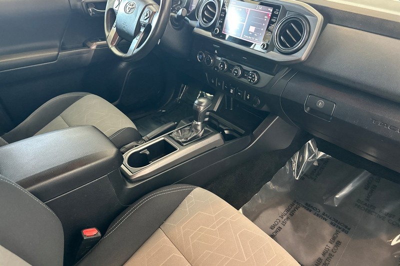 Toyota Tacoma 4WD Vehicle Full-screen Gallery Image 15