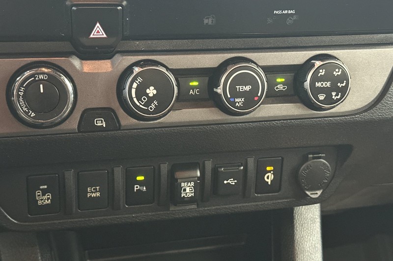 Toyota Tacoma 4WD Vehicle Full-screen Gallery Image 19