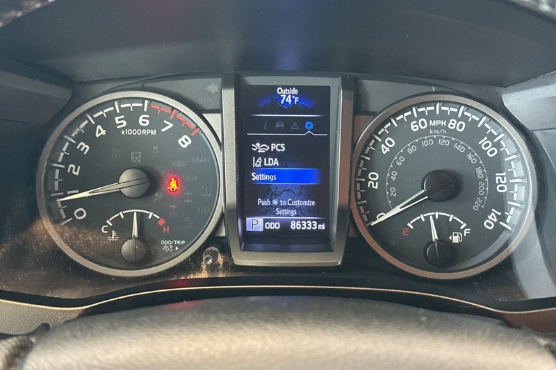 Toyota Tacoma 4WD Vehicle Full-screen Gallery Image 23