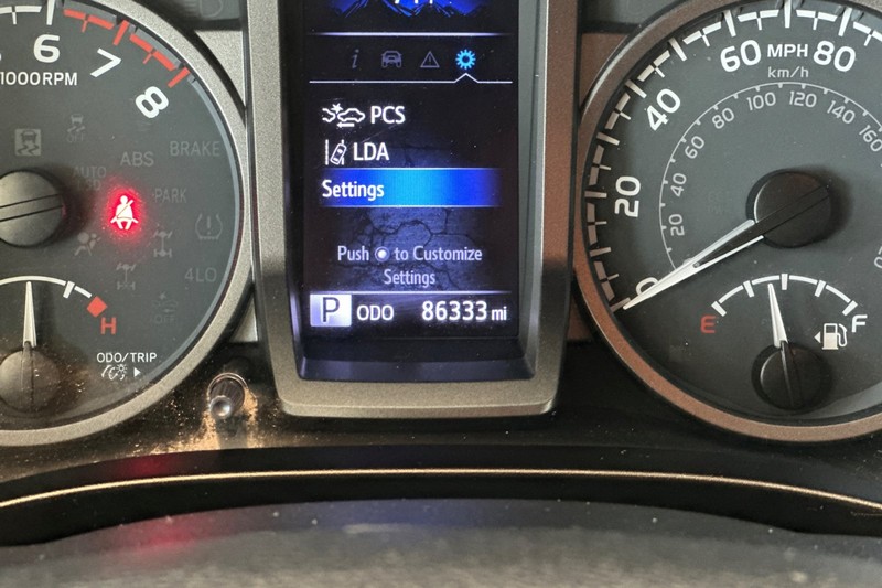 Toyota Tacoma 4WD Vehicle Full-screen Gallery Image 24