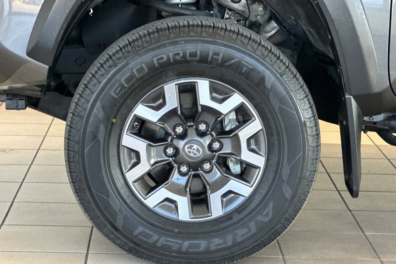 Toyota Tacoma 4WD Vehicle Full-screen Gallery Image 25