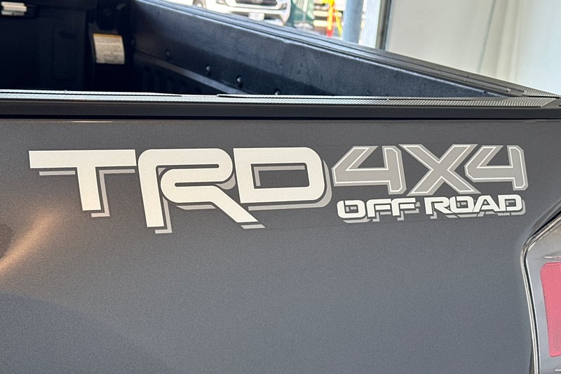 Toyota Tacoma 4WD Vehicle Full-screen Gallery Image 26