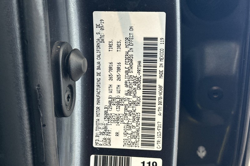 Toyota Tacoma 4WD Vehicle Full-screen Gallery Image 28