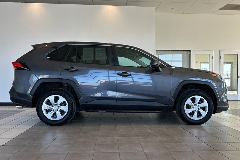 Toyota RAV4 Vehicle Full-screen Gallery Image 03