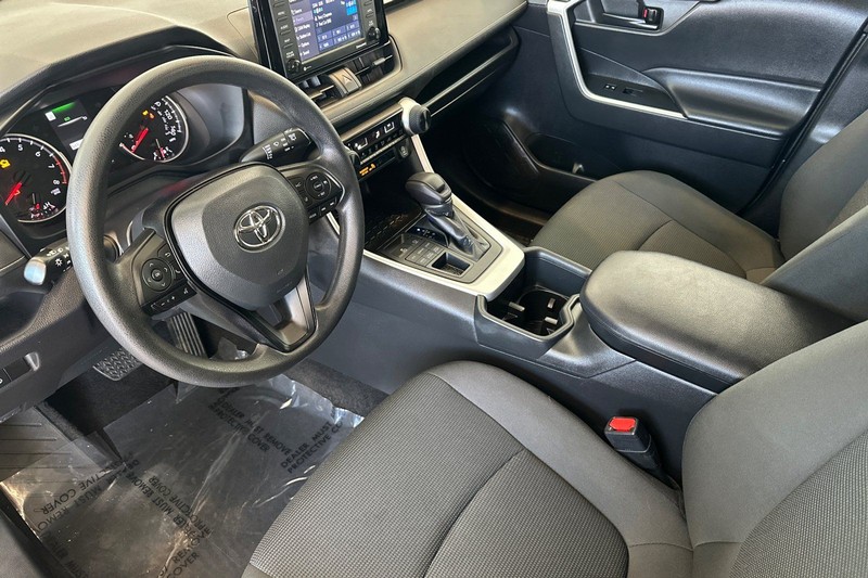 Toyota RAV4 Vehicle Full-screen Gallery Image 10