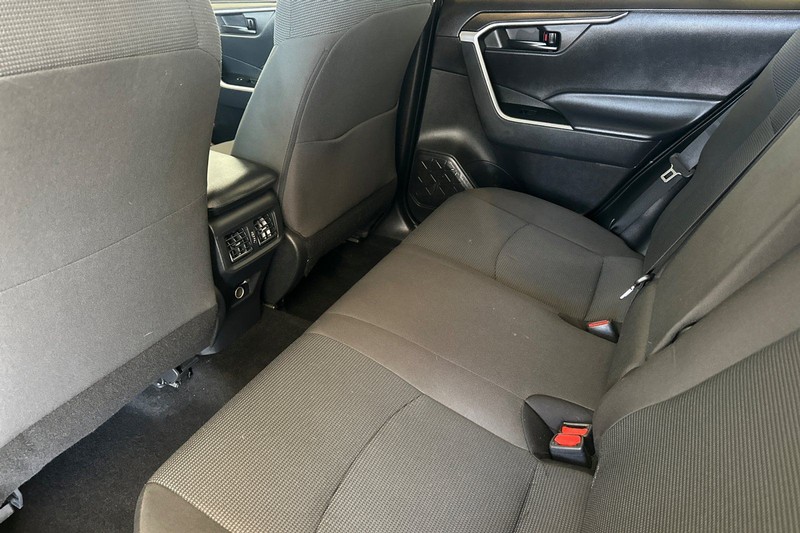 Toyota RAV4 Vehicle Full-screen Gallery Image 12