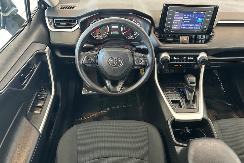 Toyota RAV4 Vehicle Full-screen Gallery Image 14