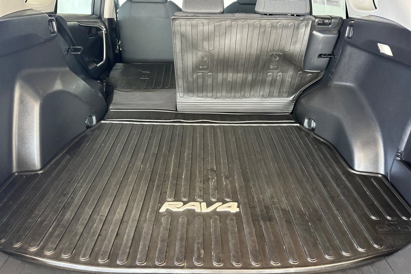 Toyota RAV4 Vehicle Full-screen Gallery Image 15