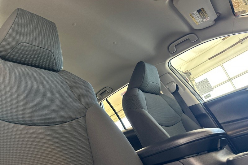 Toyota RAV4 Vehicle Full-screen Gallery Image 17