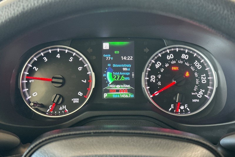 Toyota RAV4 Vehicle Full-screen Gallery Image 23