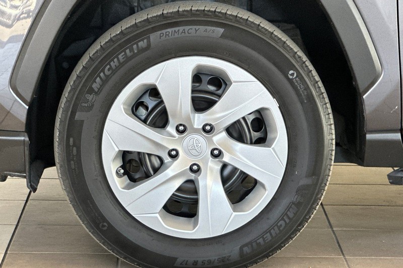 Toyota RAV4 Vehicle Full-screen Gallery Image 24