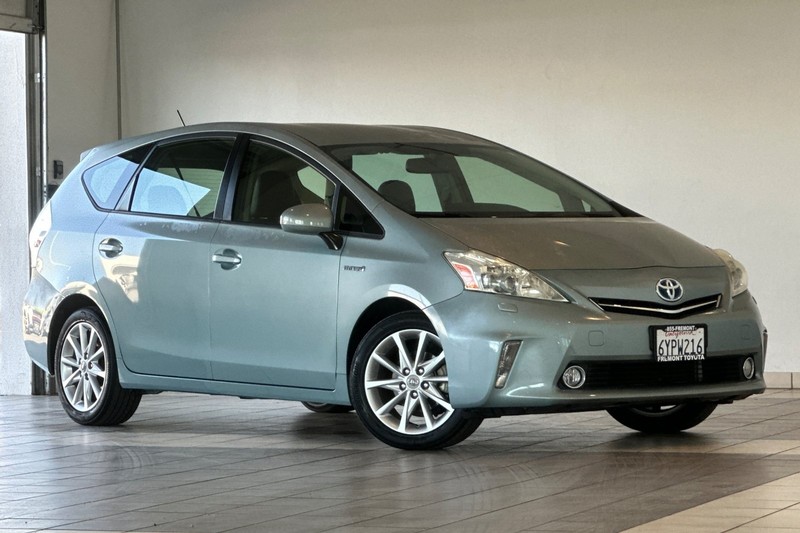 Toyota Prius v Vehicle Full-screen Gallery Image 02