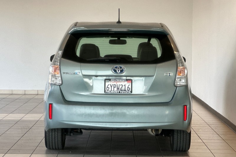 Toyota Prius v Vehicle Full-screen Gallery Image 05