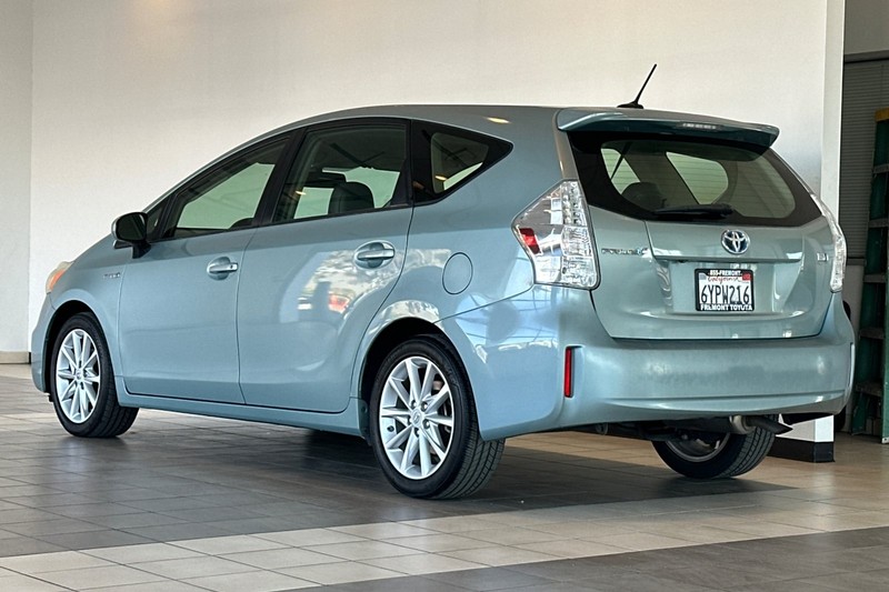 Toyota Prius v Vehicle Full-screen Gallery Image 06