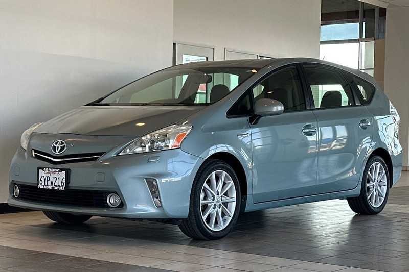 Toyota Prius v Vehicle Full-screen Gallery Image 08