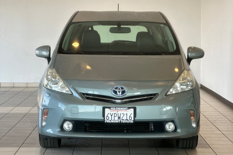Toyota Prius v Vehicle Full-screen Gallery Image 09