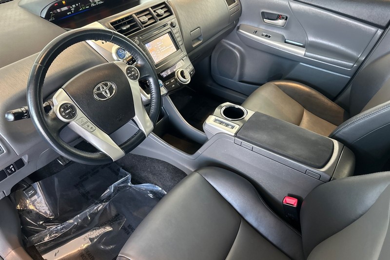 Toyota Prius v Vehicle Full-screen Gallery Image 10