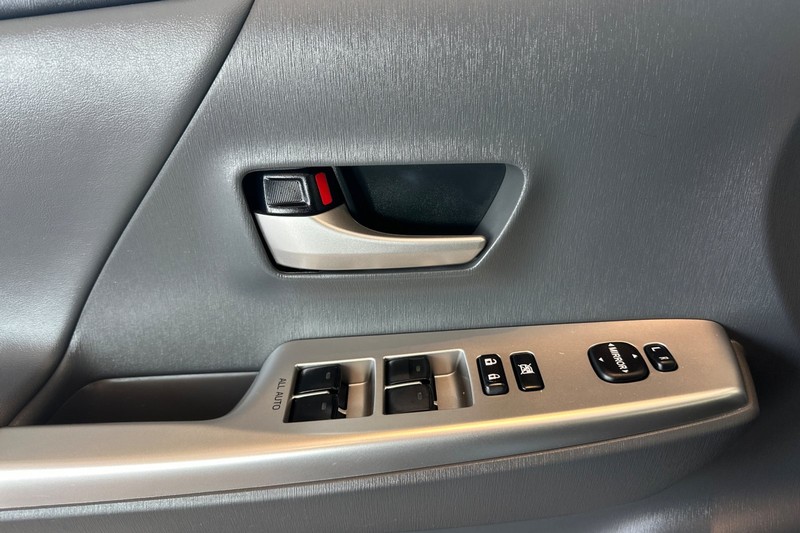 Toyota Prius v Vehicle Full-screen Gallery Image 11