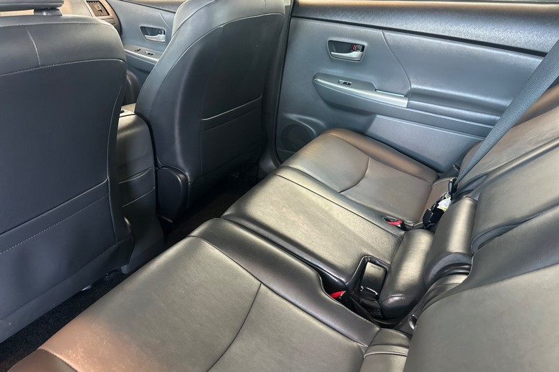 Toyota Prius v Vehicle Full-screen Gallery Image 12