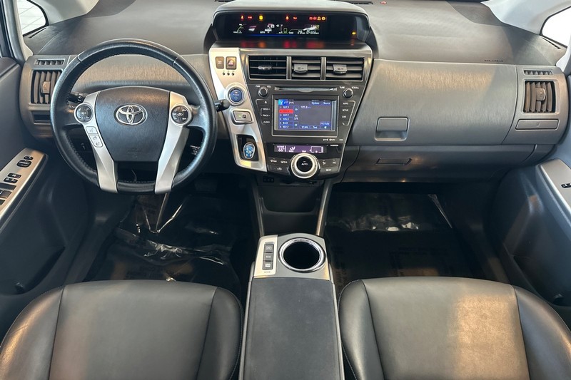 Toyota Prius v Vehicle Full-screen Gallery Image 13