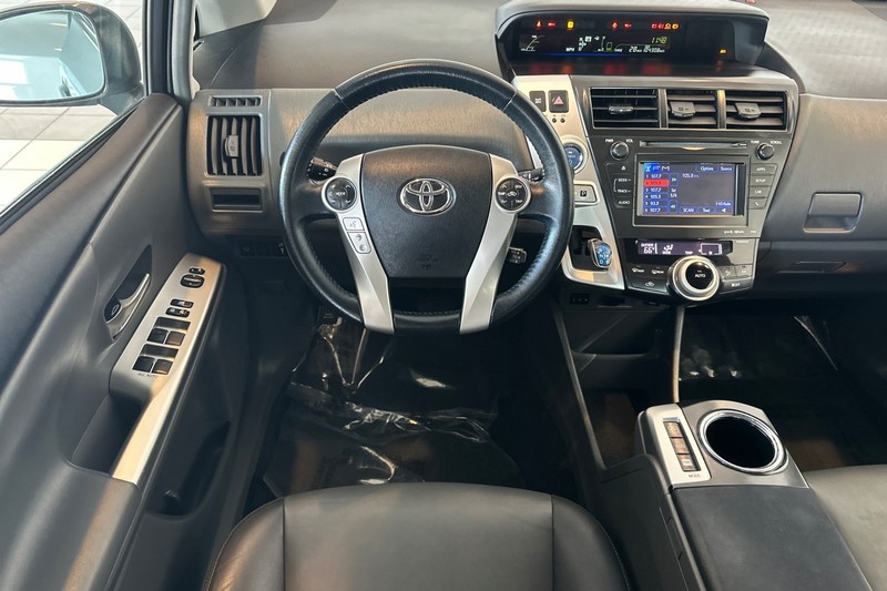Toyota Prius v Vehicle Full-screen Gallery Image 14