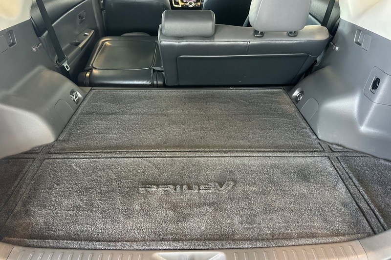 Toyota Prius v Vehicle Full-screen Gallery Image 15