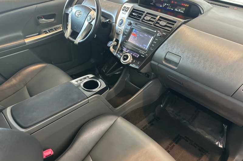 Toyota Prius v Vehicle Full-screen Gallery Image 16