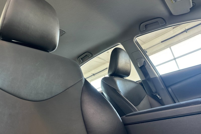 Toyota Prius v Vehicle Full-screen Gallery Image 17