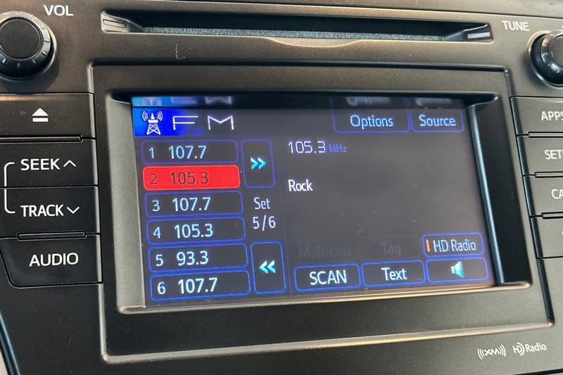 Toyota Prius v Vehicle Full-screen Gallery Image 18