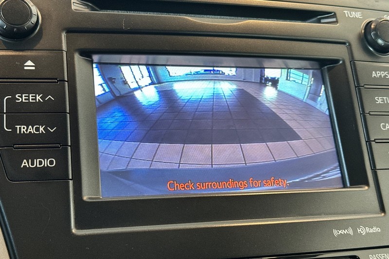 Toyota Prius v Vehicle Full-screen Gallery Image 19