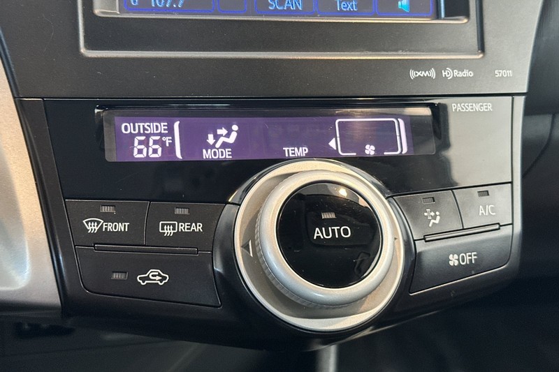 Toyota Prius v Vehicle Full-screen Gallery Image 20