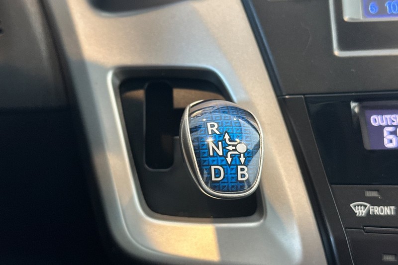 Toyota Prius v Vehicle Full-screen Gallery Image 21