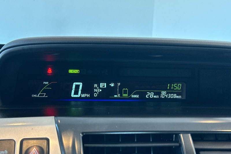 Toyota Prius v Vehicle Full-screen Gallery Image 24