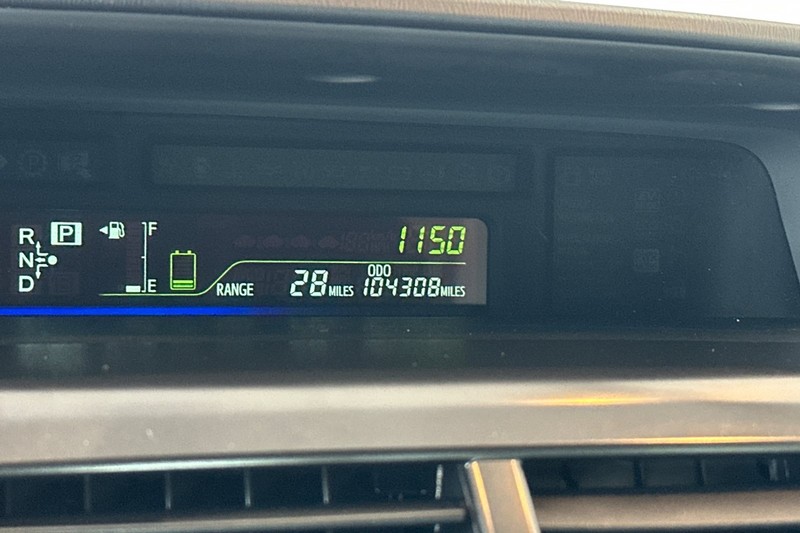 Toyota Prius v Vehicle Full-screen Gallery Image 25