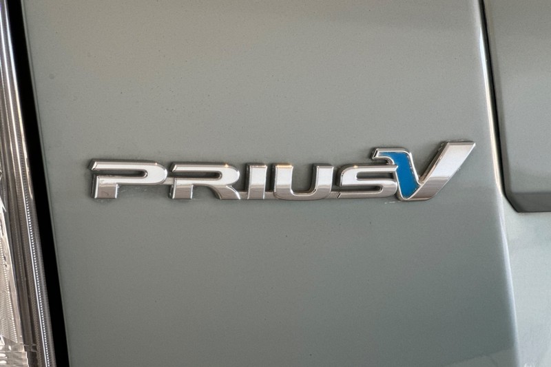 Toyota Prius v Vehicle Full-screen Gallery Image 27