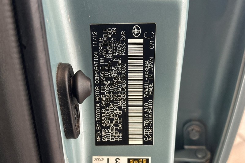 Toyota Prius v Vehicle Full-screen Gallery Image 29