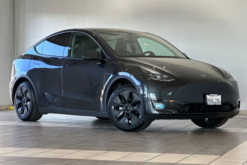 Tesla Model Y Vehicle Full-screen Gallery Image 02