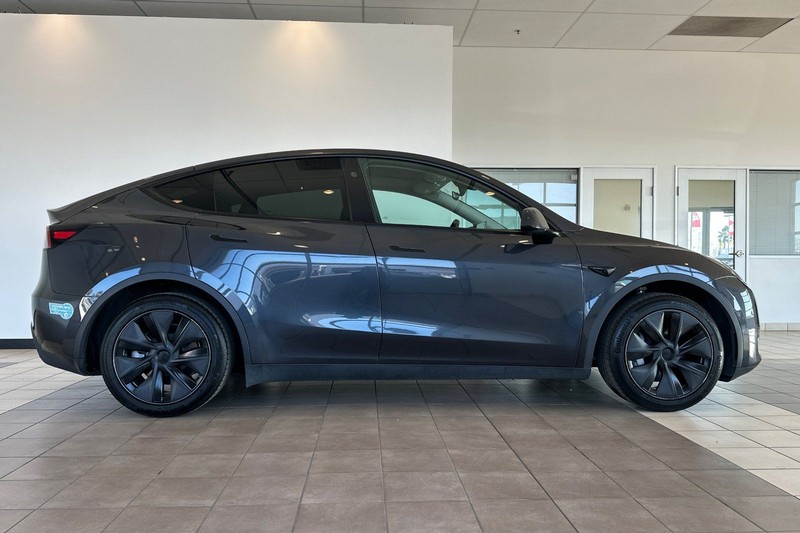 Tesla Model Y Vehicle Full-screen Gallery Image 03