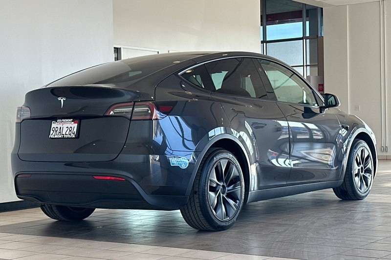 Tesla Model Y Vehicle Full-screen Gallery Image 04