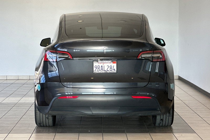 Tesla Model Y Vehicle Full-screen Gallery Image 05
