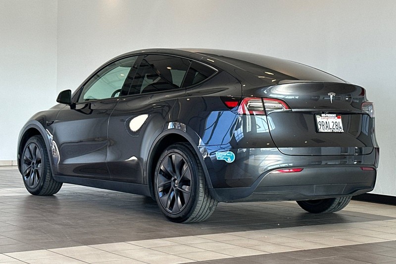 Tesla Model Y Vehicle Full-screen Gallery Image 06