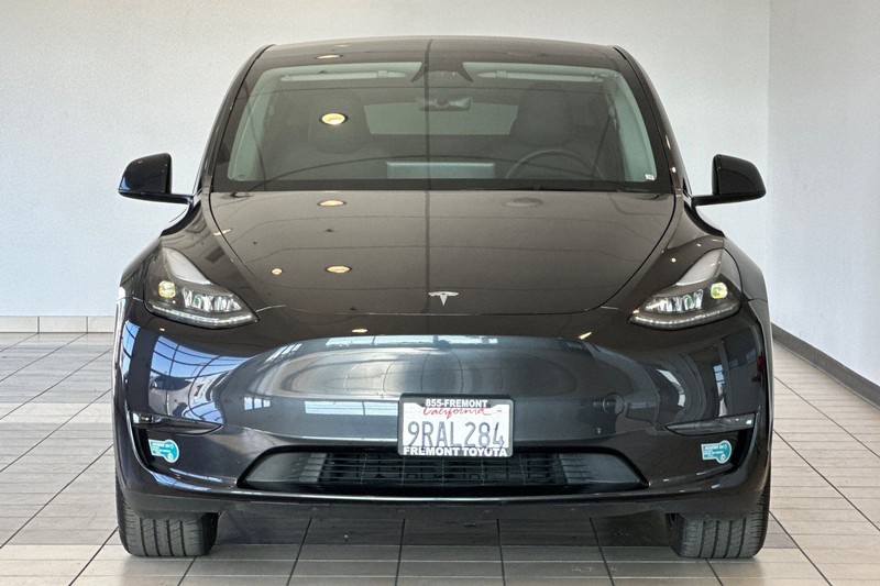 Tesla Model Y Vehicle Full-screen Gallery Image 09