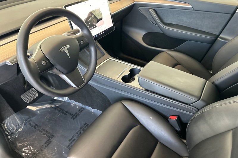 Tesla Model Y Vehicle Full-screen Gallery Image 10